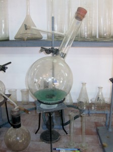 Provette ed alambicchi nella Sala Cristallografica
