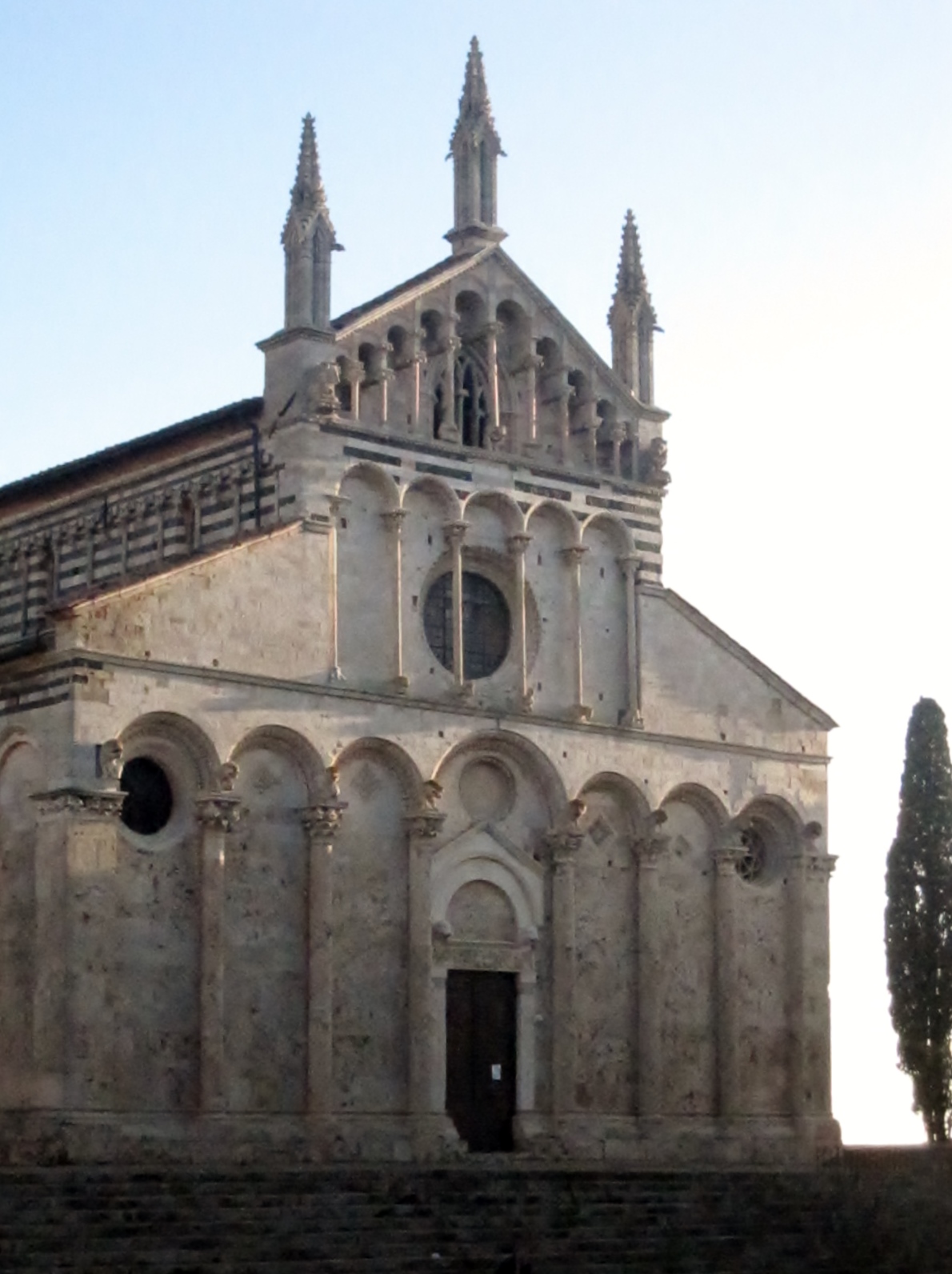 La facciata romanica del Duomo di massa marittima