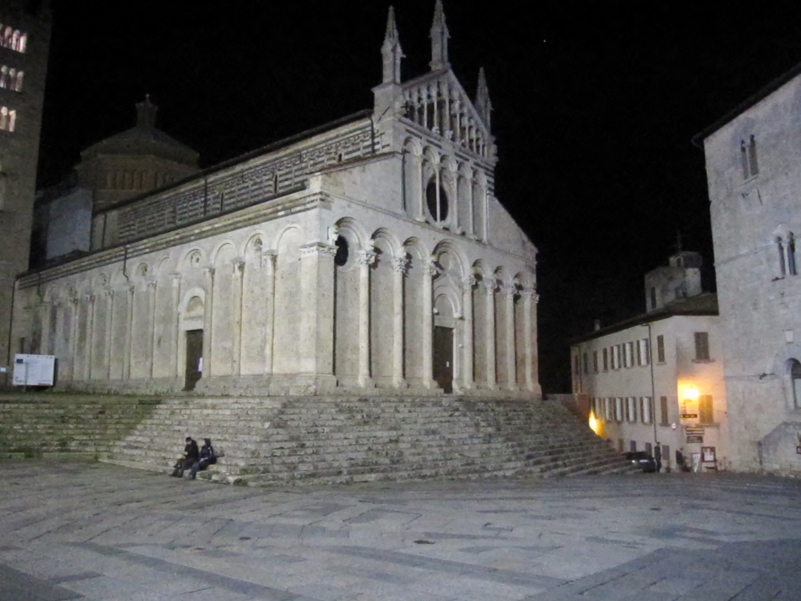 Duomo di Massa Marittima in notturna