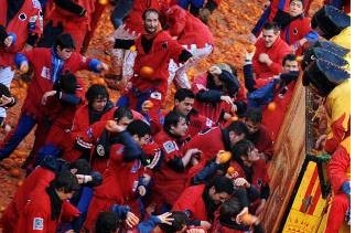 battaglia delle arance allo storico carnevale di ivrea