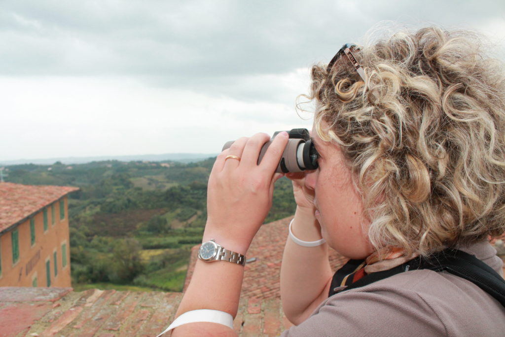 silvia con binocolo