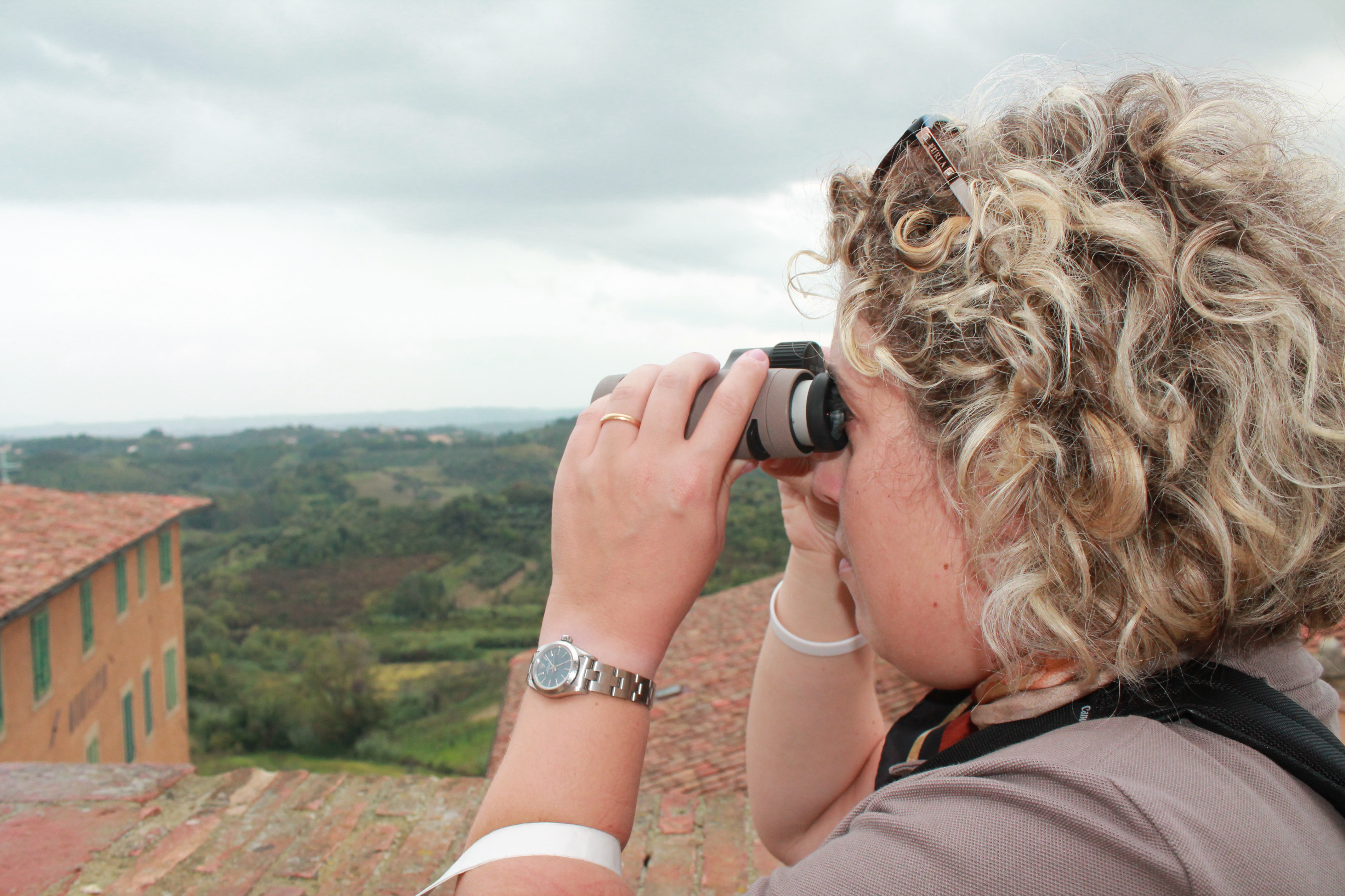 silvia con binocolo