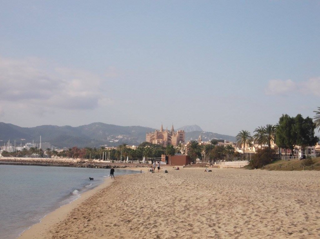 spiaggia di palma di maiorca in inverno