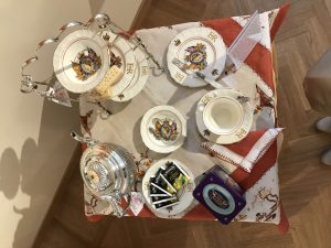 un te con la regina tavola rossa