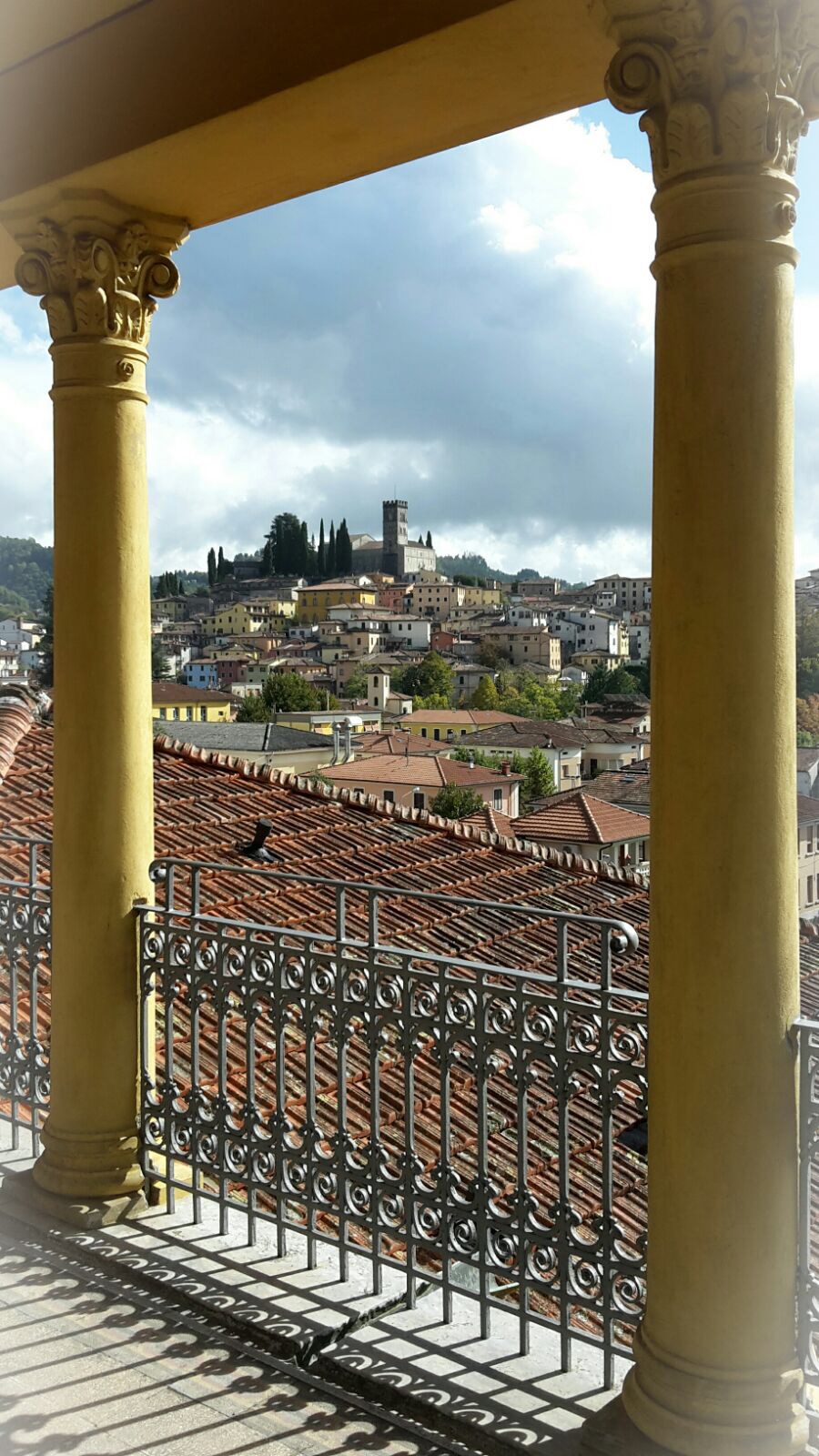 vista di barga dalla torretta di villa moorings