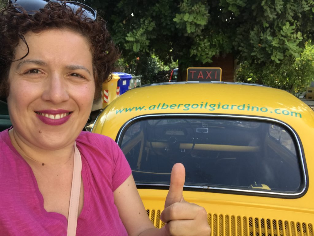 silvia ceriegi con taxi giallo