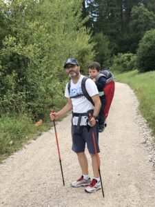 bimbo in montagna nello zaino
