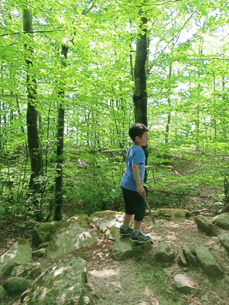 bimbo-che-cammina-sul-basolato-romano