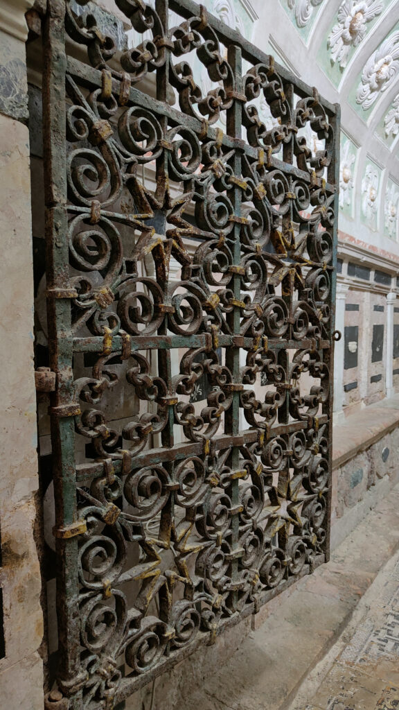 portale della cripta della cattedrale di gerace