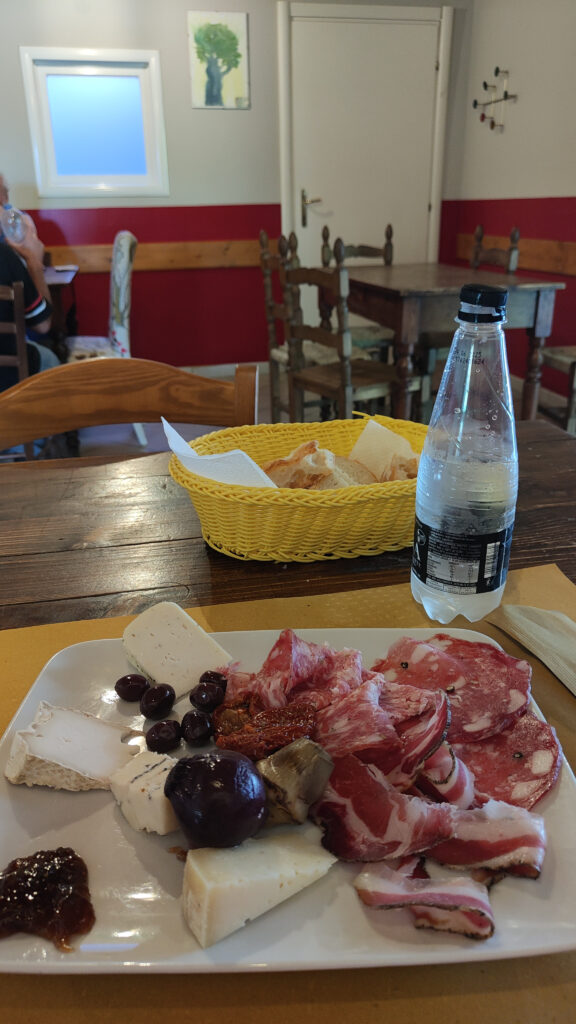 TAGLIERE ALLA CASA DEL COMBATTENTE A SAN PANCRAZIO VAL DI PESA