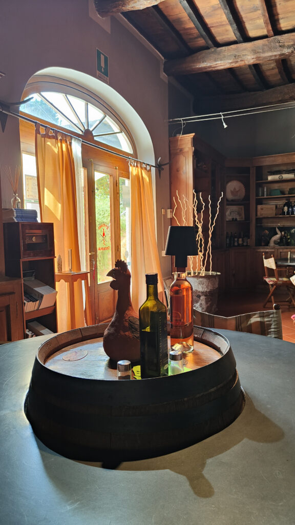 AMBIENTE DELL'OSTERIA IL CORNO IN VAL DI PESA