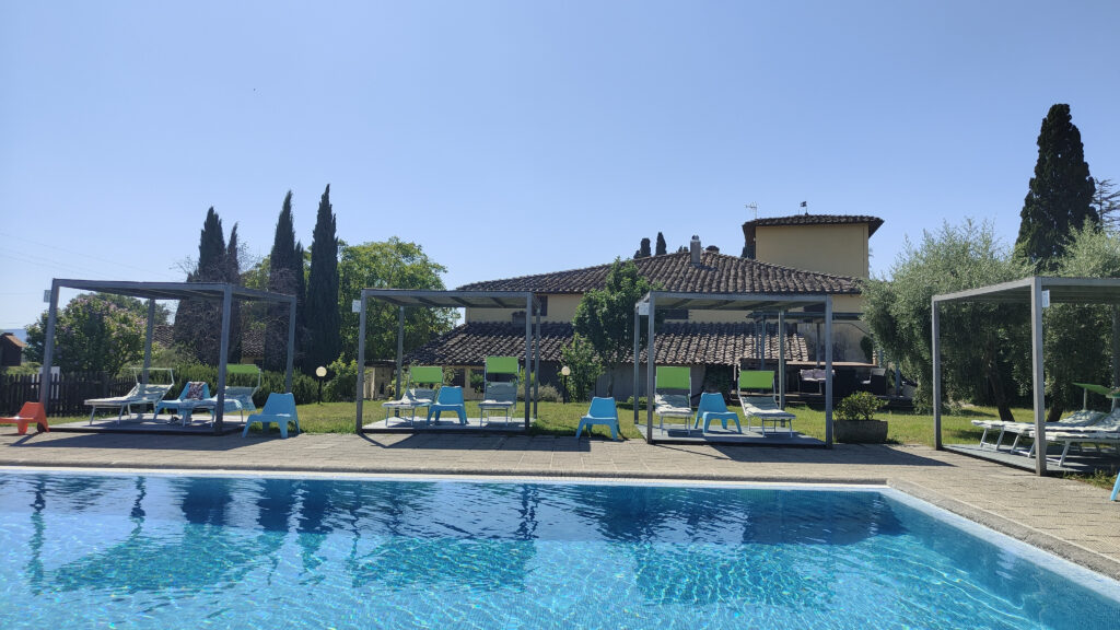 veduta dalla piscina e tenuta il corno