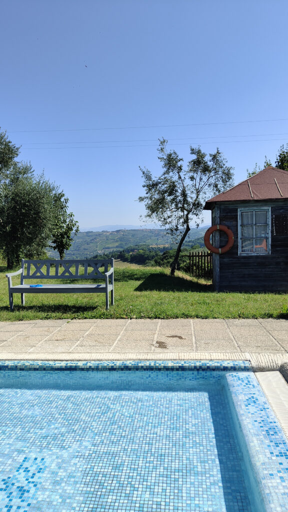 piscina con veduta alla tenuta il corno