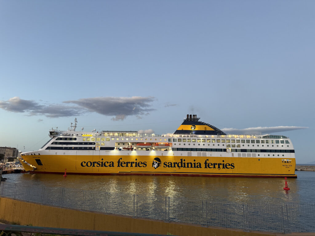 nave corsica ferries al tramonto a bastia