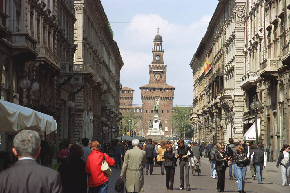 Via Dante con vista sul Castello Sforza a Milano, tra edifici storici e strada pedonale