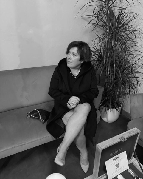 Silvia Ceriegi, fondatrice di Trippando, seduta su un divano in un locale